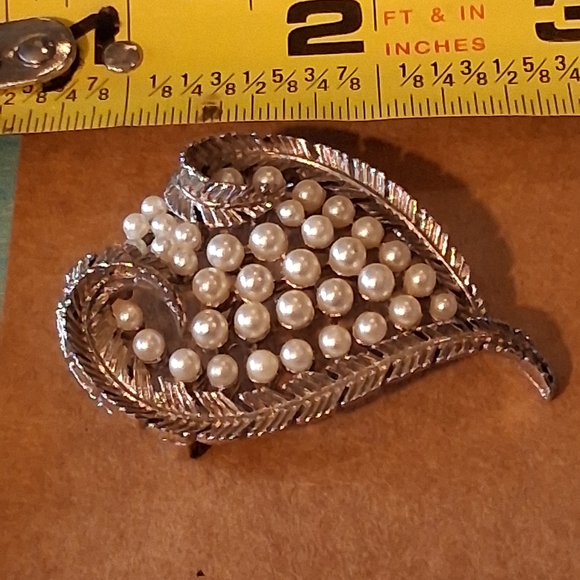 Pearl Cluster Heart Brooch in Gold-Tone - Picture 3 of 3